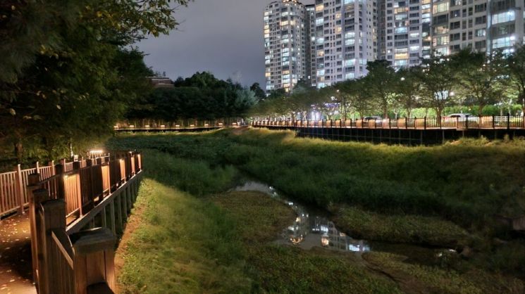 저류지 활용한 한산공원 데크 산책로. 고양특례시 제공