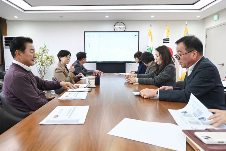 김동근 시장(왼쪽)이 지난 17일 시장실에서 ‘복지정책 전략회의’를 진행하고 있다. 의정부시 제공