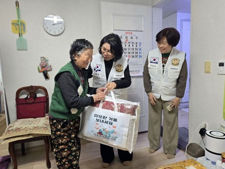 의정부시 보건소 치매안심센터가 의정부시 간호사회의 자원 연계로 독거 치매 사례관리 대상자에게 따뜻한 겨울나기를 위한 이불을 제공하고 있다. 의정부시 제공