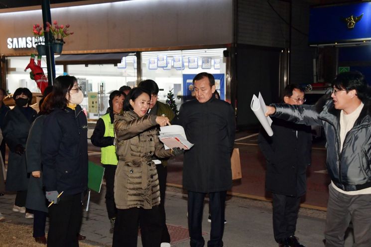 이병노 군수와 간부 공무원 등 70여명이 담양읍 중앙로 현장을 방문, 경관 시설물을 살펴보는 등 제6회 산타축제 준비 상황을 점검하고 있다. 딤양군 제공