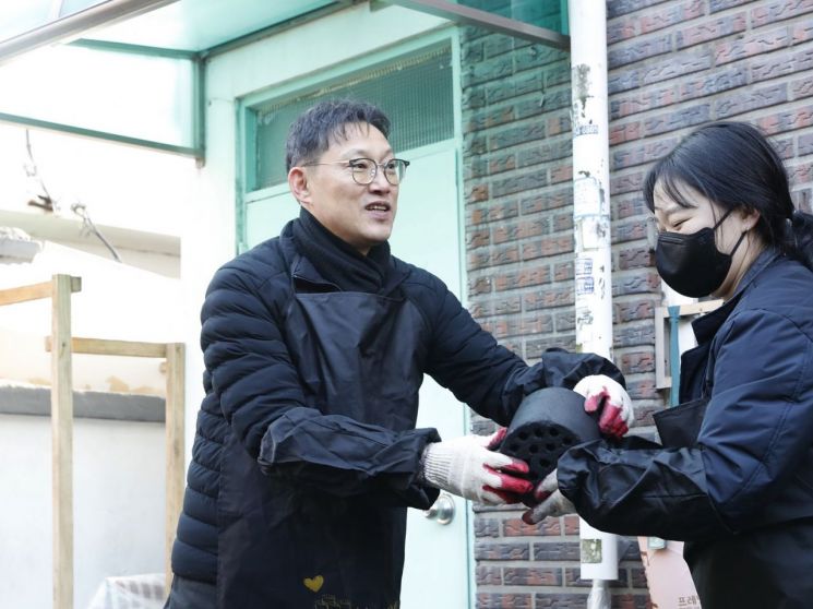 이재환 hy 중앙연구소장이 직원들과 함께 연탄 봉사활동에 참여하고 있다. hy 제공