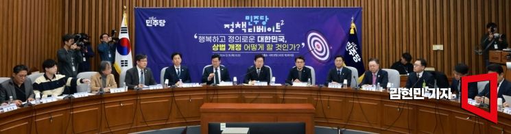 이재명 더불어민주당 대표가 19일 국회에서 '상법 개정을 어떻게 할 것인가'를 주제로 열린 더불어민주당 정책 디베이트에서 발언하고 있다. 김현민 기자