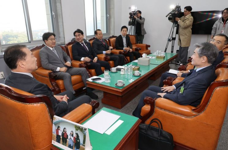 조태용 국가정보원장, 황원진 국정원 2차장이 19일 오전 국회 정보위원회에서 열린 비공개 간담회에서 신성범 국회 정보위원장, 권성동 국민의힘 대표 권한대행 겸 원내대표 등과 대화를 나누고 있다. 연합뉴스