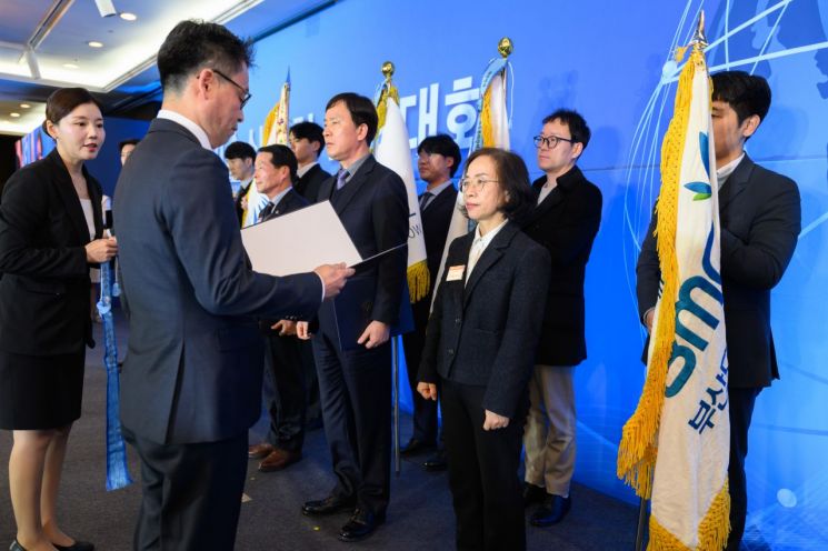 부산도시공사가 산업기술진흥유공 국무총리 기관표창을 받고 있다. 부산도시공사 제공