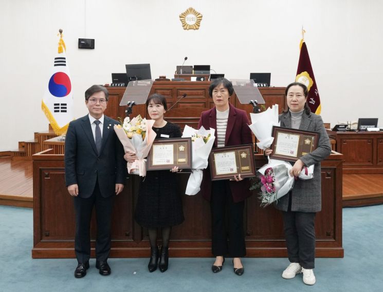 하남시의회가 19일 제336회 제2차 정례회 제3차 본회의를 열어 ‘2024년 4분기 우수공무원’ 시상식을 하고 있다. 하남시의회 제공