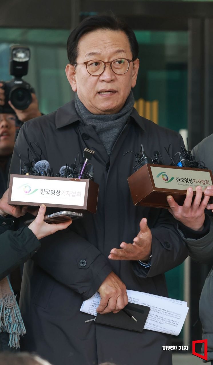 [포토] 질문에 답하는 윤 대통령측 석동현 변호사
