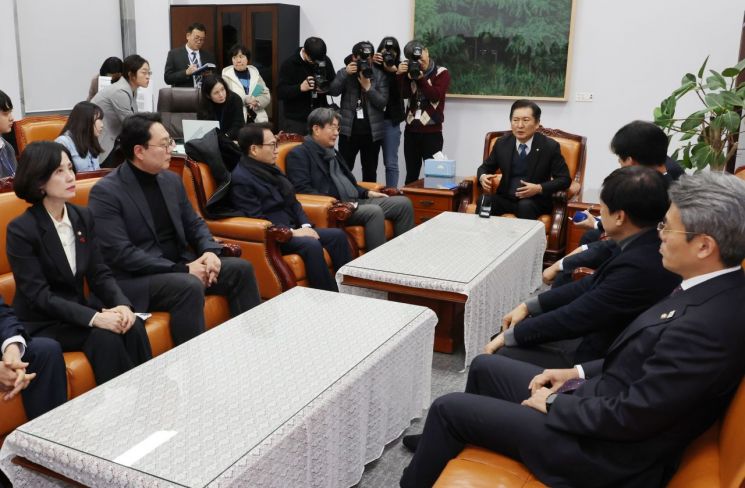 국회 탄핵소추위원 법률대리인단 구성…김이수·송두환·이광범 공동대표