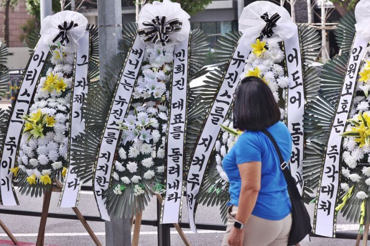 '집단 항의' 상징된 근조 화환…폐기물 업체 때 아닌 특수