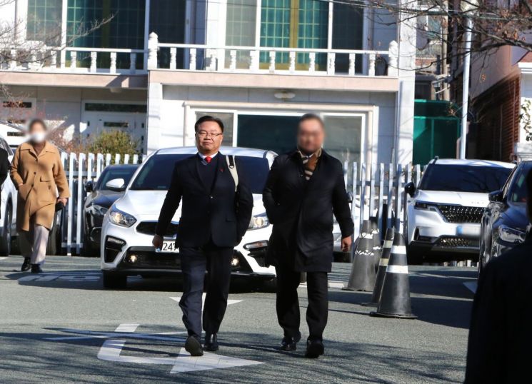 홍남표 경남 창원특례시장이 항소심 선고를 받기 위해 창원지방법원 법정동으로 향하고 있다. 이세령 기자