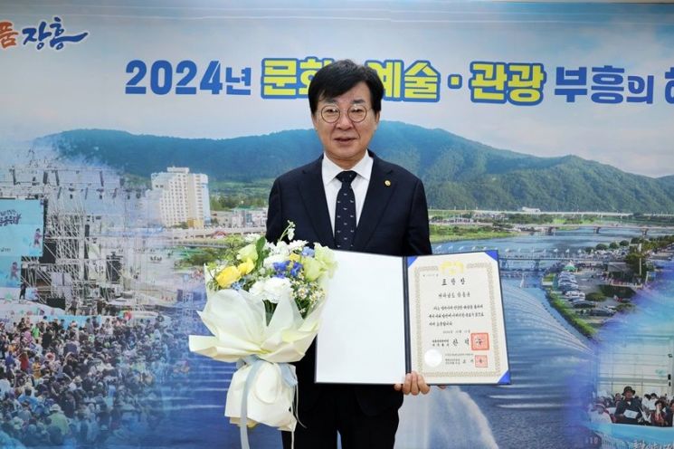 김성 장흥군수가 교육부 주관 2024년 보육사업 발전 유공 정부 포상에서 대통령 표창을 받고 기념 사진 촬영을 하고 있다. 장흥군 제공