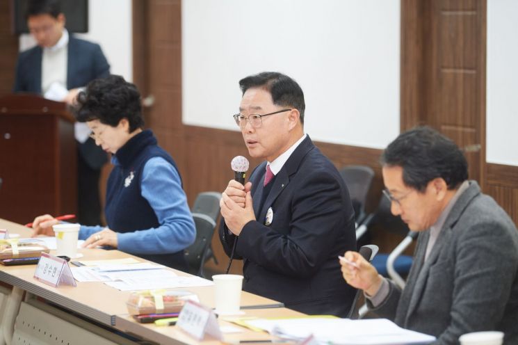 강수현 양주시장이 지난 18일 관내 크라운해태연수원에서 올해 문화관광 역점 성과를 공유하고 ‘문화관광도시 양주시’로의 도약을 위한 현안을 논의하는 ‘2024년 하반기 민관 원팀 간담회’를 주재하고 있다. 양주시 제공