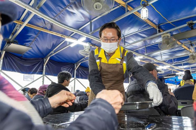 영등포구, 쪽방촌에 사랑의 연탄 배달