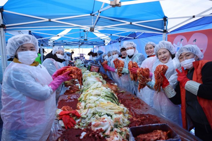 항만공사는 기부텃밭 옆 행사장에서 열린 이번 김장나눔 행사에는 공사 임직원을 비롯해 광양만협동조합 등 10개 기관·단체 130여명이 참여했다. 여수광양항만공사 제공