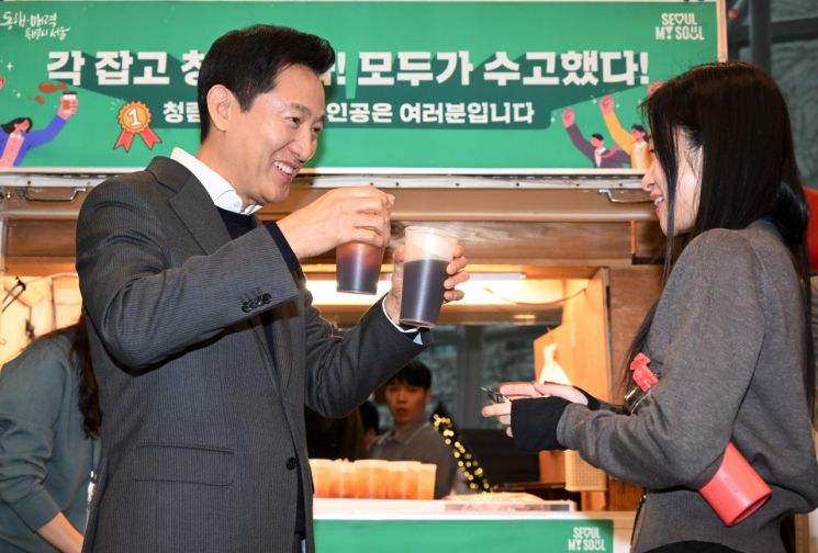 오세훈, 출근길 커피차 행사…"서울시 공무원 열정에 감사"