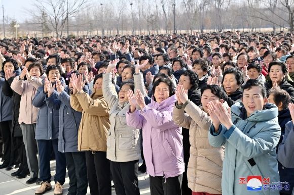 “김정은 자애롭고 사려깊은 친아버지” 감사편지 쓴 北수재민들