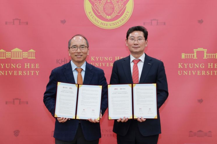 김진상(왼쪽) 경희대학교 총장과 이상일 용인시장이 19일 경희대 국제캠퍼스 대회의실에서 '관학 협력체계 구축 및 지역 경제 활성화를 위한 산학업무협약' 체결 후 협약서를 들어보이고 있다. 용인시 제공