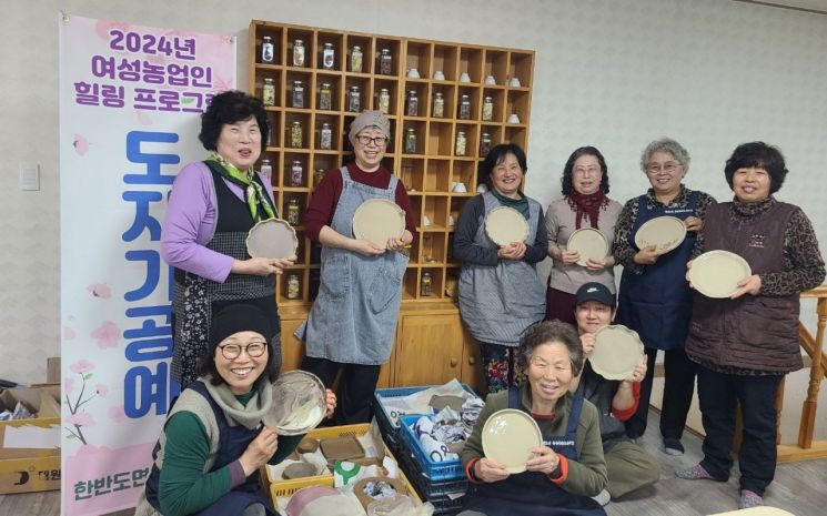 강원특별자치도 영월군이 올해 여성농업인의 생활 만족도 및 삶의 질 향상을 위해 지원한 여성농업인 힐링프로그램 중 하나인 영월군 한반도면 도자기공예반 광전줌마 모임 장면. 사진=영월군청 제공