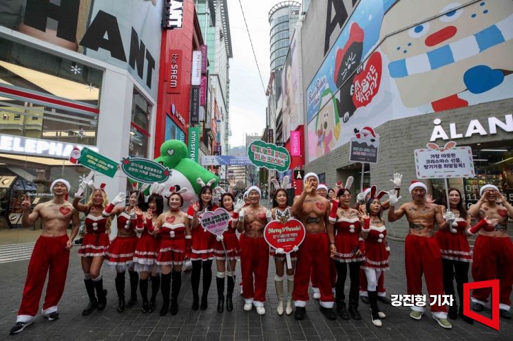 [포토] '몸짱 산타 명동에 등장한 까닭은?'
