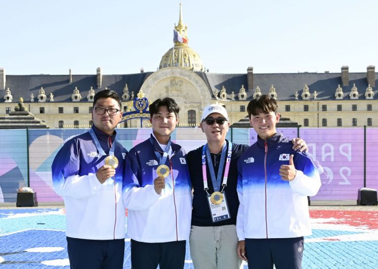 정의선 회장(오른쪽에서 두 번째)이 2024 파리올림픽에서 남자 단체전 금메달을 따낸 대표팀과 함께 프랑스 파리 앵발리드에서 기념 촬영을 하고 있다. 현대차 제공