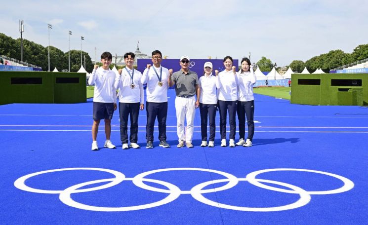 정의선 회장(가운데)이 2024 파리올림픽 양궁 국가대표 선수단과 함께 프랑스 파리 앵발리드에서 기념 촬영을 하고 있다. 현대차 제공