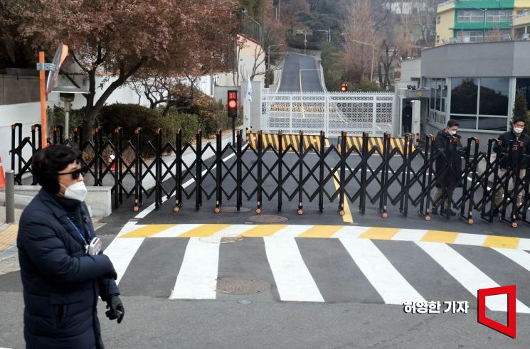 尹 소환 앞두고 포위망 좁히는 공수처·검·경…중복수사 등 우려 여전