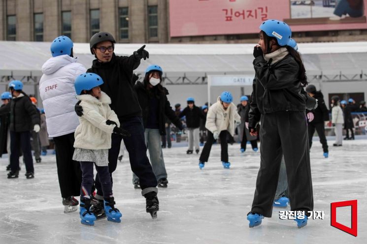 [포토] 서울광장 스케이트장 찾은 외국인 관광객들