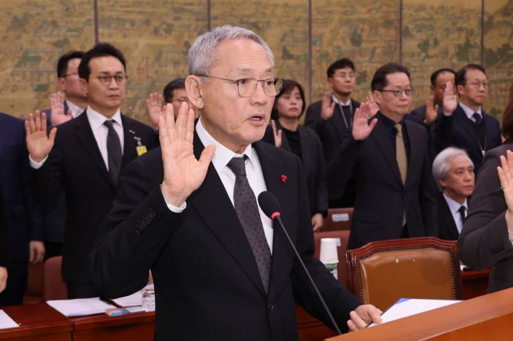 유인촌 문화체육관광부 장관이 20일 오전 국회 문화체육관광위원회 전체회의에서 긴급현안질의에 답하기 앞서 증인선서를 하고 있다. 연합뉴스