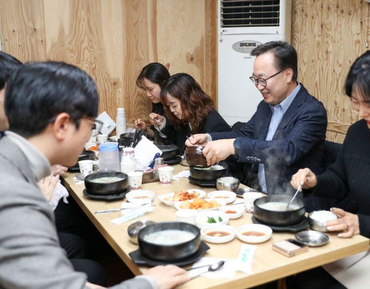 유성훈 금천구청장 “지역경제 살리기 위해 송년회 합시다”