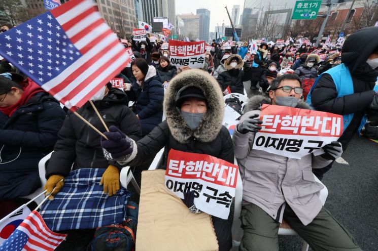 "즉시파면" VS "탄핵반대"…응원봉과 태극기로 두쪽난 광화문