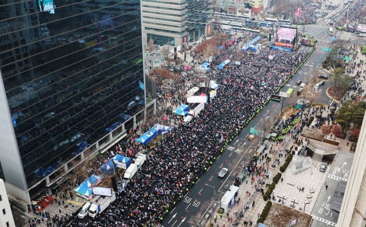 조진웅, 탄핵집회 깜짝영상 등장 "내란 수괴, 극악무도 계엄 패악질"