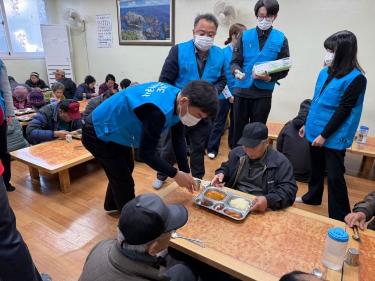 경북문화관광공사 임직원들이  저소득층 노인들을 모시고 무료급식 봉사활동을 펼치고 있다. 경북문화관광공사
