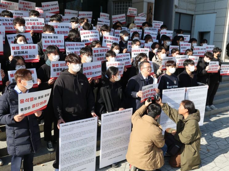 10일 오후 부산 금정구 부산대 대학본부 앞에서 의과대학 비상대책위가 의대 정상 운영을 위한 의대 정원 증원 절차를 중단하고 합리적 대안모색을 내용으로 하는 부산의대 시국선언 발표 기자회견을 하고 있다. 연합뉴스