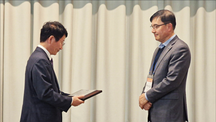 지난 17일 경북 안동 그랜드호텔 페퍼민트홀에서 진행된 ‘자원순환 담당공무원 워크숍’에서 경상북도지사 표창을 받고 있는 박석회 에코프로씨엔지 대표(오른쪽)와 대리 시상자인 류재욱 경상북도 환경관리과장 모습. 사진제공=에코프로