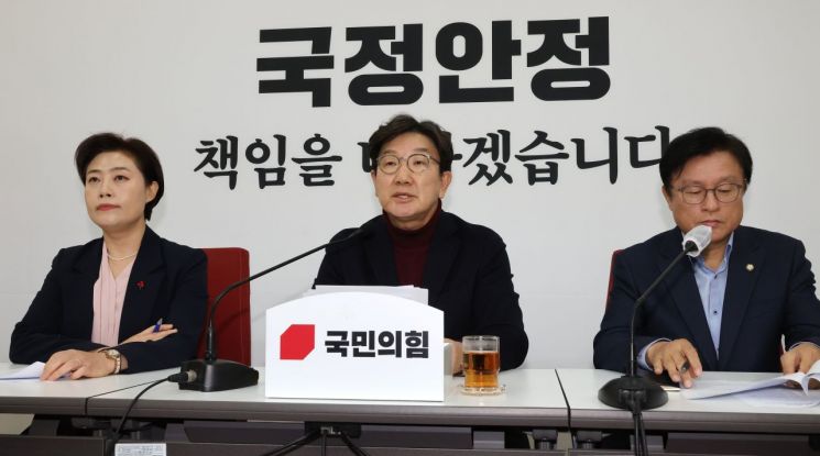 국민의힘 권성동 당 대표 권한대행 겸 원내대표(가운데)가 22일 오전 국회에서 열린 기자간담회에서 발언하고 있다. 연합뉴스