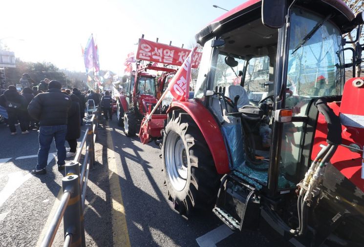 [속보]남태령 경찰차벽 철수…"전농 트랙터 관저까지 행진"