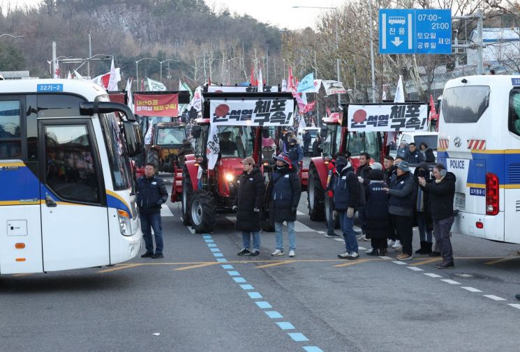 남태령 경찰차벽 28시간만에 철수…"트랙터 농민들, 대통령 관저 향해"