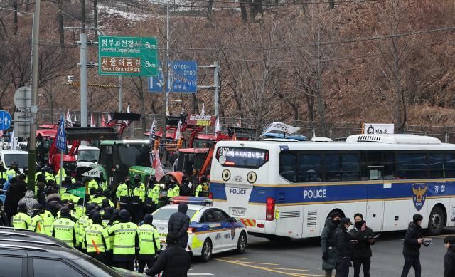 "트랙터 시위 지지 여자들, 유럽이면 머리에 총"…경찰청 직원 글 논란