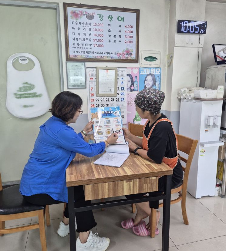 전남도가 안심식당 지자체 평가에서 우수기관으로 선정돼 농림축산식품부 장관상을 받았다. 사진은 도 관계자가 식당을 방문해 점검을 하는 모습. 전남도 제공