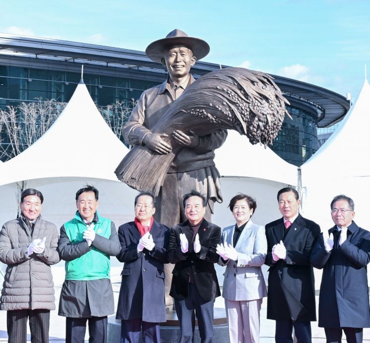 (왼쪽부터) 박창달 전 자유총연맹 총재, 최영수 대구시새마을회장, 홍준표 대구시장, 이만규 대구시의회 의장, 강은희 대구교육감, 조재구 대구 남구청장, 김진열 대구 군위군수가 박정희 동상 제막식에 참석해 손뼉을 치고 있다. 대구시