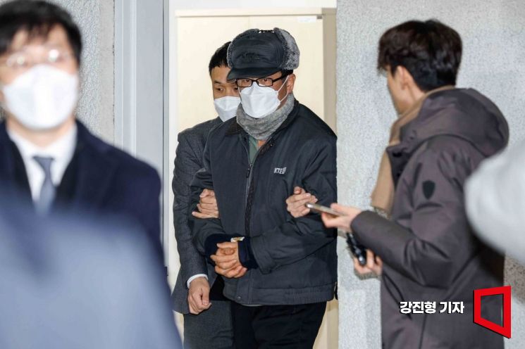 12.3 비상계엄을 사전 모의하고 포고령을 작성한 혐의를 받는 노상원 전 정보사령관이 24일 서울 은평구 서울서부경찰서에서 검찰에 송치되기 위해 호송차로 이동하고 있다. 강진형 기자