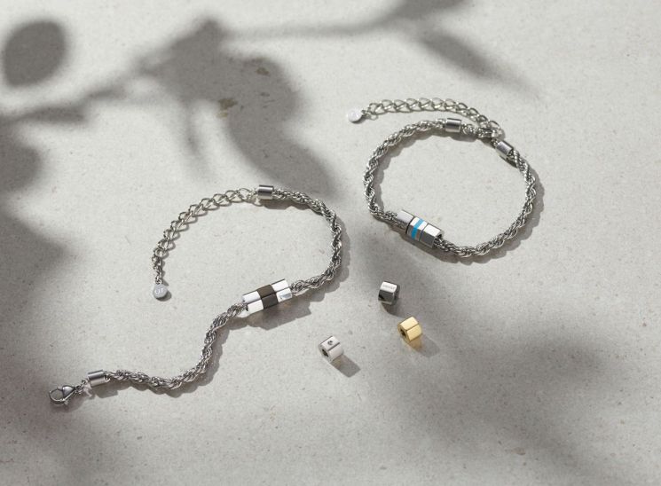 어린이를 돕는 약속의 의미 ‘프로미스 블랙(Promise Black)’과 전쟁·재난에 반대하는 ‘피스 블루(Peace Blue)’ 두 가지 참으로 구성된 ‘유니세프 팀’ 팔찌. 유니세프 한국위원회 제공