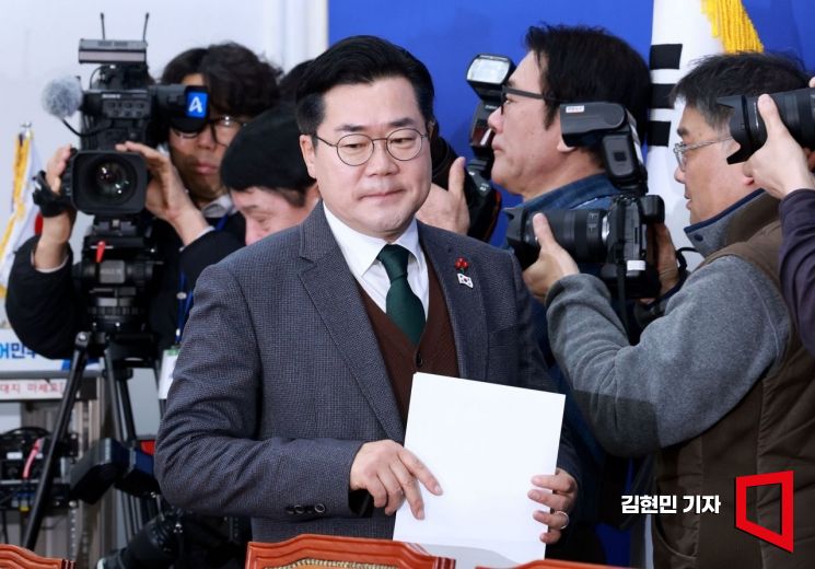 [포토] 회의장 들어서는 박찬대