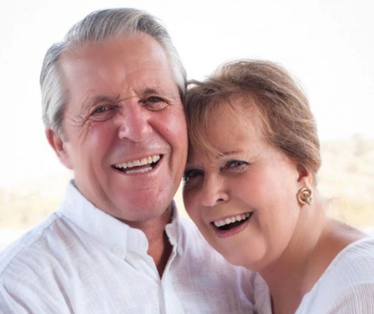 게리 플레이어는 64년을 해로한 아내 비비안 플레이어(2021년 사망)과 미국, 남아공 취약계층 어린이를 지원하기 위해 게리&비비안 플레이어 재단을 만들었다. 게리 플레이어 닷컴