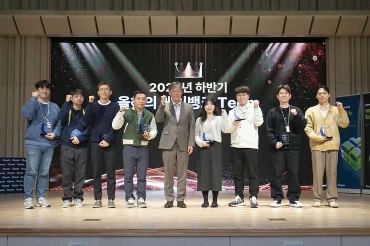 ▲케이뱅크의 하반기 '올해의 케이뱅크 Team'을 수상한 직원들이 최우형 행장(왼쪽 다섯번 째)과 함께 기념사진을 촬영하고 있다. [사진제공=케이뱅크]