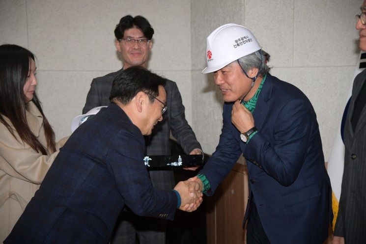 지난 23일 광주시청 2층 무등홀에서 열린 제2기 건축안전자문단 출범식에서 송창영 광주대 건축학부 교수가 강기정 광주시장으로부터 위촉장을 수여받고 있다. 광주대학교 제공