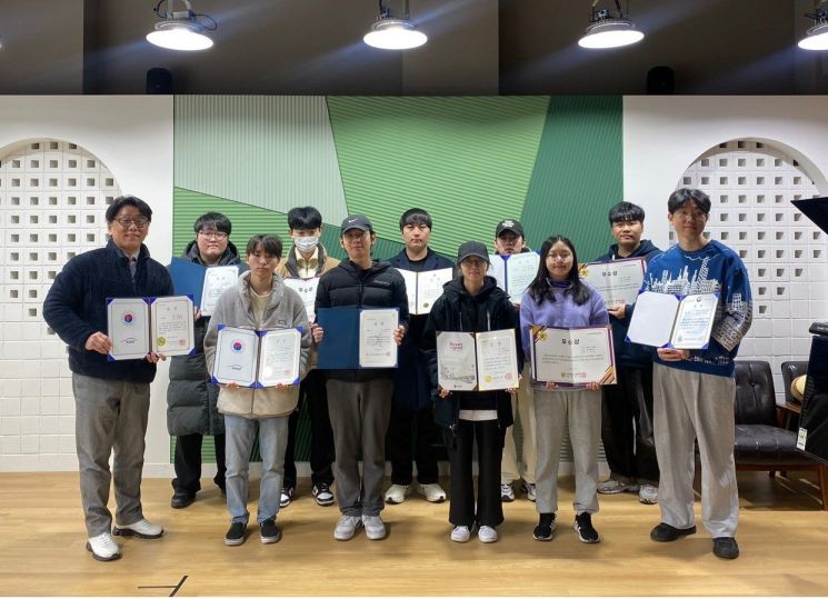 동의과학대 웹툰디자인과 학생들이 12회 한국기능연합회 민간기능경진대회서 대거 수상하고 기념촬영하고 있다. 동의과학대 제공