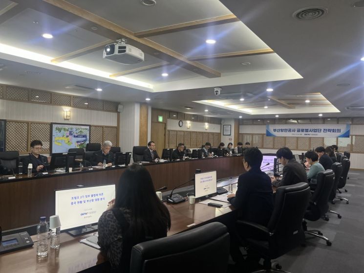 부산항만공사는 해외대표처 직원들과 23일 글로벌 공급망 대응 전략회의 개최했다. 부산항만공사 제공