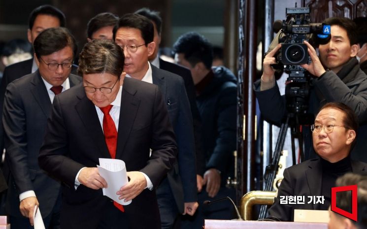 [포토] 회의장 들어서는 권성동