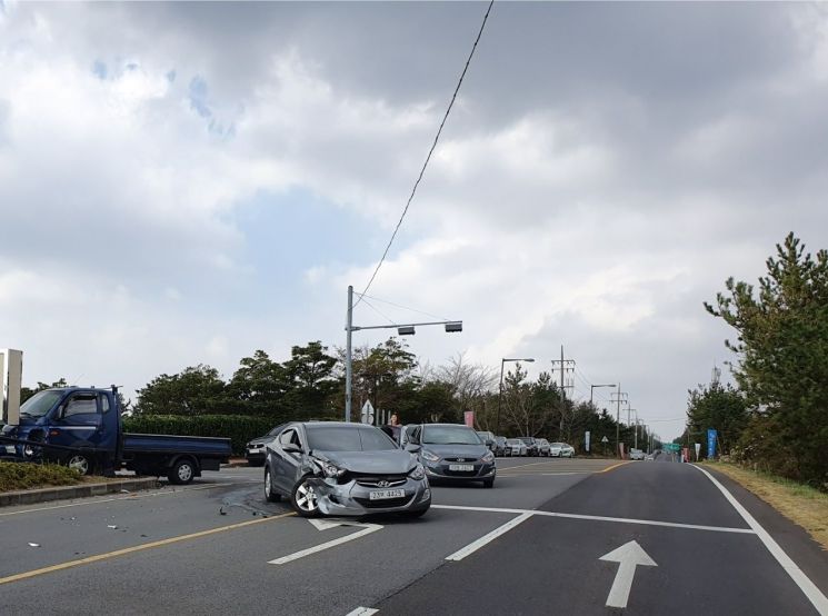 제주 서귀포시 한 교차로 교통사고 현장. 박창원 기자