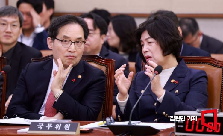 [포토] 대화하는 공정위원장과 보훈부 장관